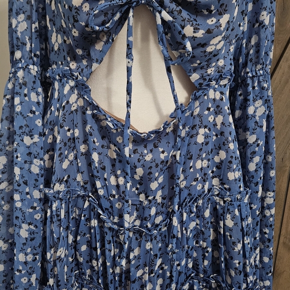 MAJORELLE Ailish Blue Ditsy Floral Mini Dress Flowy Long Sleeves Front Cutout. L - Picture 4 of 15